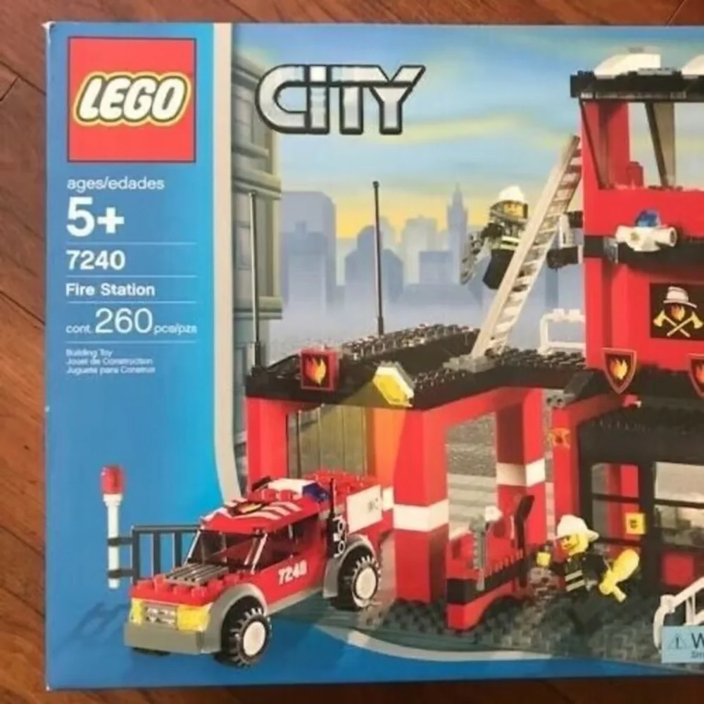 Lego 7240 Town City Fire Fire Station Set 260 Pieces NIB NEW SEALED Retired - Picture 2 of 6